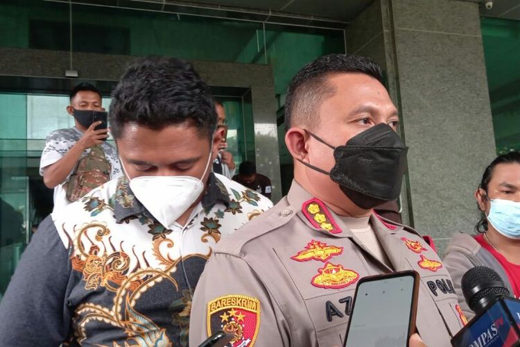 Kapolres Jakarta Selatan, Kombes Pol Azis Andriansyah usai mengunjungi gedung Cyber, Jumat (3/12/2021). Gedung Cyber sendiri terbakar pada Kamis (2/12/2021).
