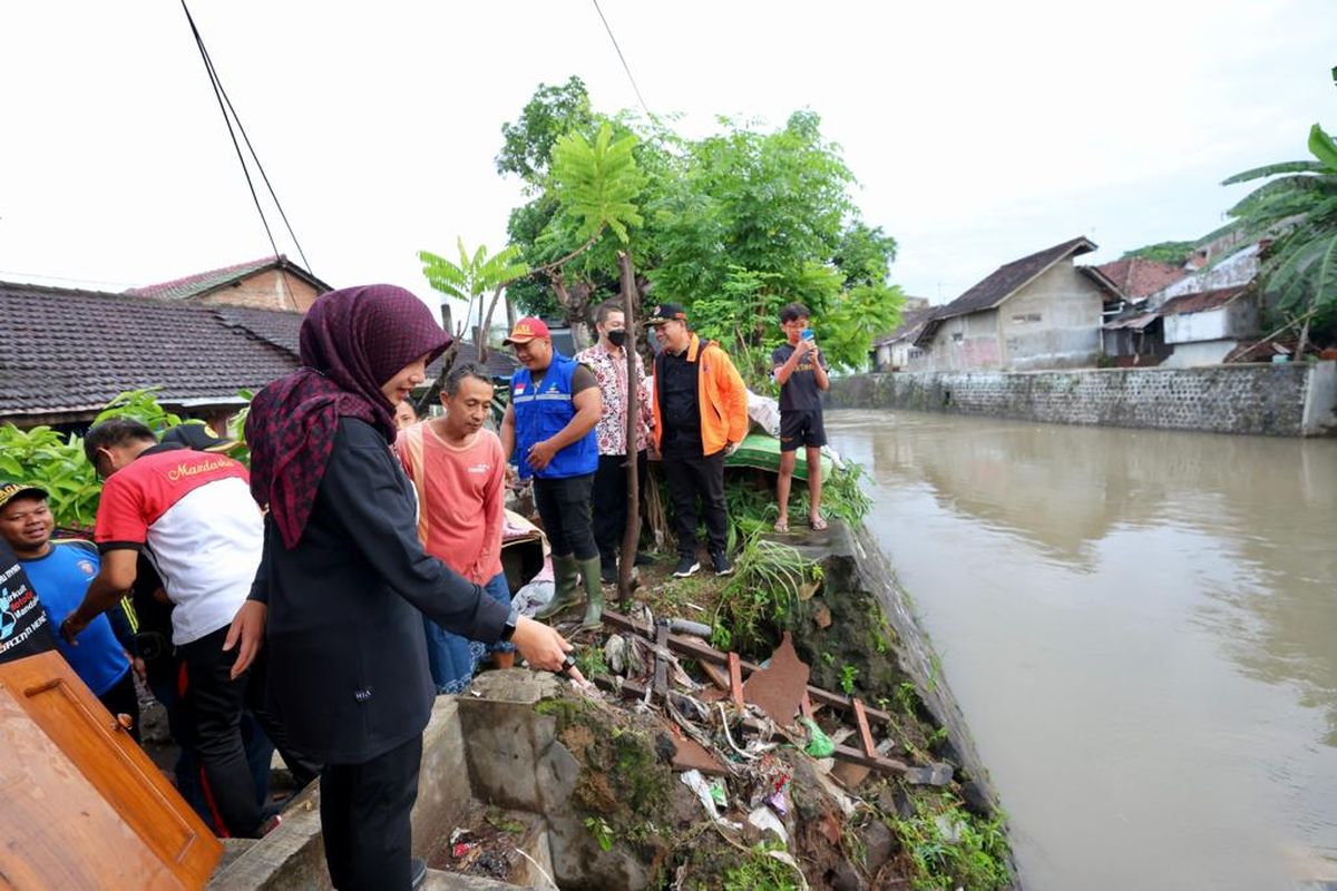 Bupati Banyuwangi Ipuk Fiestiandani Azwar Anas saat meninjau lokasi banjir 