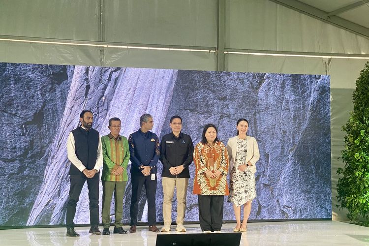 L'Oréal Indonesia mengumumkan pencapaian pengadaan 100 persen energi terbarukan di seluruh situs operasionalnya, dalam konferensi pers di Cikarang, Kabupaten Bekasi, Kamis (7/3/2024). 