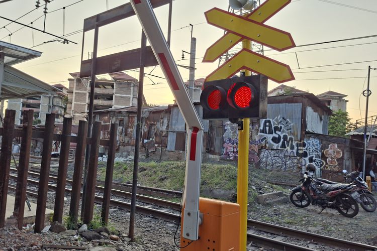 Palang Pintu Perlintasan Kereta Api Tanggung Jawab Siapa?