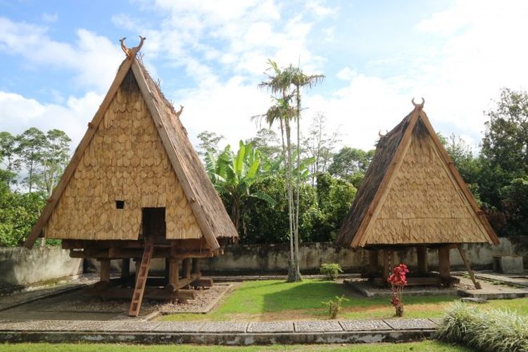 Bangunan rumah adat Tambi dan Buho.