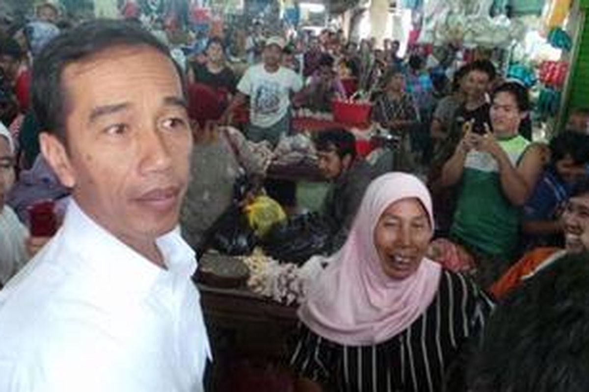 Gubernur DKI Jakarta Joko Widodo mengunjungi pedagang Pasar Minggu, Jakarta Selatan, Kamis (9/5/2013).