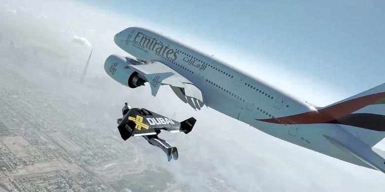 Dua orang pilot Jetpack terbang berdampingan dengan sebuah pesawat Superjumbo Airbus A380 dalam sebuah video promosi.