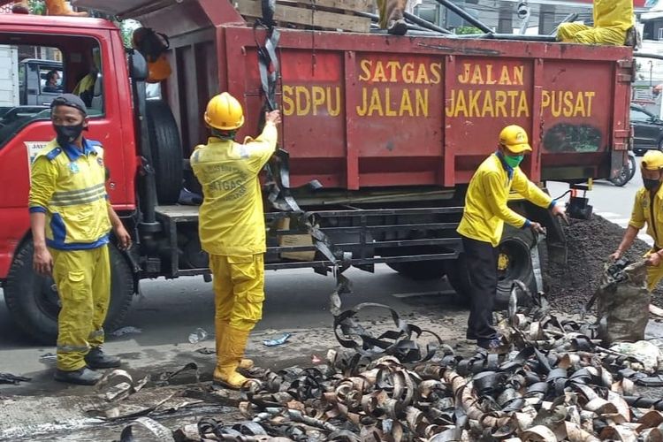 Puluhan kilogram gulungan kulit kabel ditemukan di saluran air di Jalan Bungur Raya, Jakarta Pusat, Kamis (20/1/2022). *dokumen istimewa 