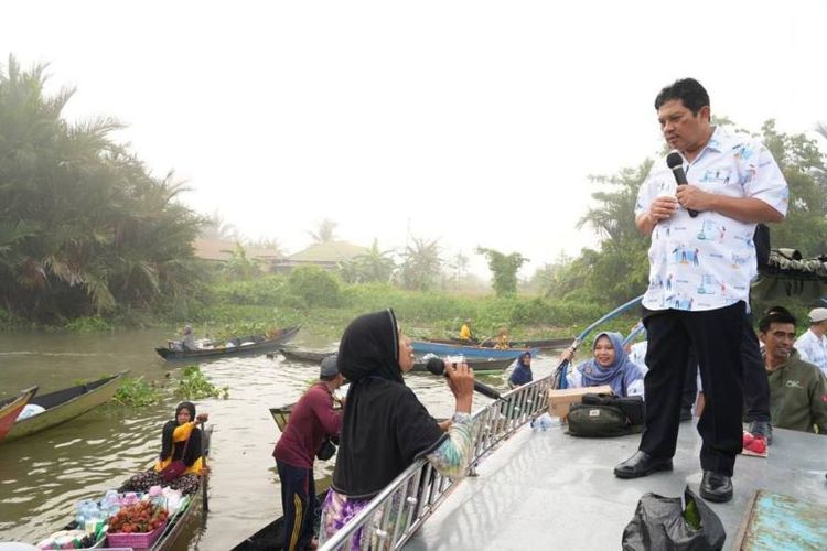 Kunjungan Direktur Utama Badan Penyelenggara Jaminan Sosial (BPJS) Kesehatan, Ghufron Mukti, di Pasar Apung di Sungai Martapura, Rabu (1/11/2023), mendapat antusias pengunjung.
