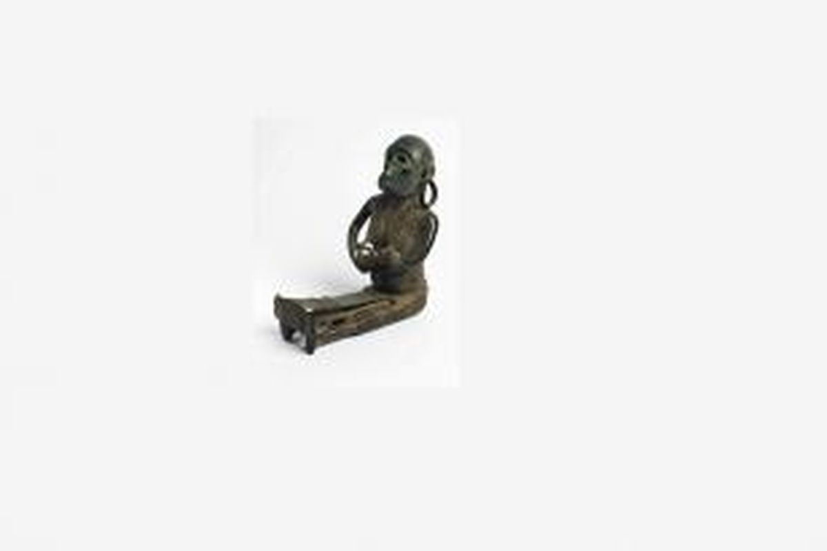 Patung perunggu langka dari Larantuka yang menggambarkan sesosok perempuan yang menenun sambil menyusui bayinya.
