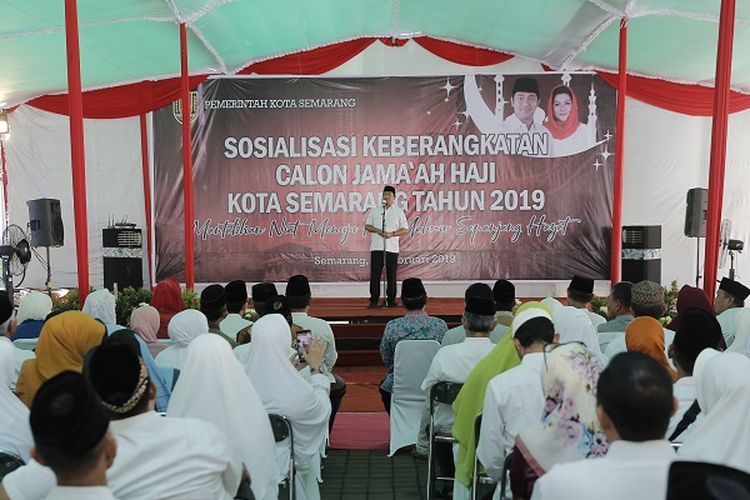 Wali Kota Semarang Hendrar Prihadi memberikan sambutan dalam acara Sosialisasi Keberangkatan Haji Kota SemarangTahun 2019 di Balai Kota Semarang, Minggu (24/2/2019). 