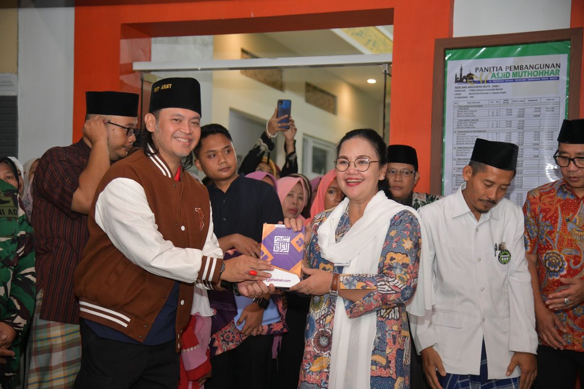 Wali Kota Semarang, Agustina Wilujeng secara simbolis mulai mendistribusikan 20.000 Al-Qur'an terjemahan untuk masyarakat Kota Semarang. Hal ini dilakukan Agustina saat menghadiri buka puasa bersama warga di Masjid Al Mutohar, Jalan Tirtoyoso, Kecamatan Semarang Timur, Jumat (20/2/2026)