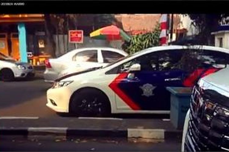 Mobil polisi lawan arus saat mengawal mobil pengantin di Bandung, Minggu (23/8/2015)