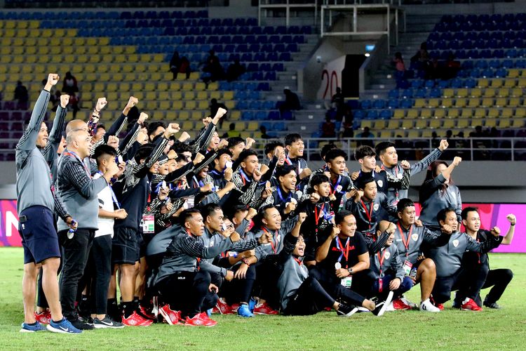 Timnas U16 Indonesia foto bersama usai menerima medali atas tempat ketiga saat awarding Piala AFF U16 2024 yang berlangsung di Stadion Manahan Solo, Rabu (3/7/2024) malam.