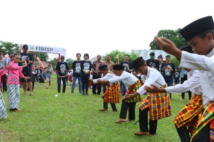 Tari tide tide sambut Tim Terios 7-Wonders di Morotai, lokasi yang menjadi titik finis mereka dalam ekspedisi di Maluku.