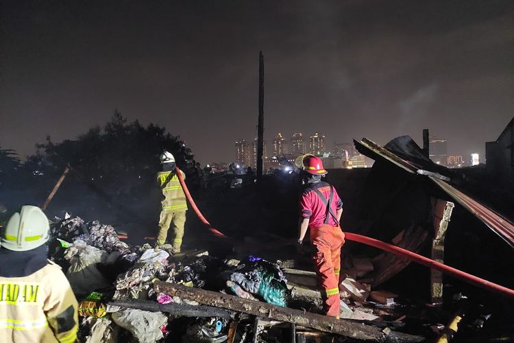 Rumah pengepul barang bekas di samping Depo Pertamina Plumpang, Jakarta Utara ludes terbakar, Kamis (4/4/2024).