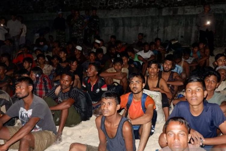 Pengungsi etnis Rohingya yang mendarat di Pantai Ujong Kareung, Kecamatan Sukajaya, Kota Sabang, Aceh, Selasa (21/11/2023) malam. 