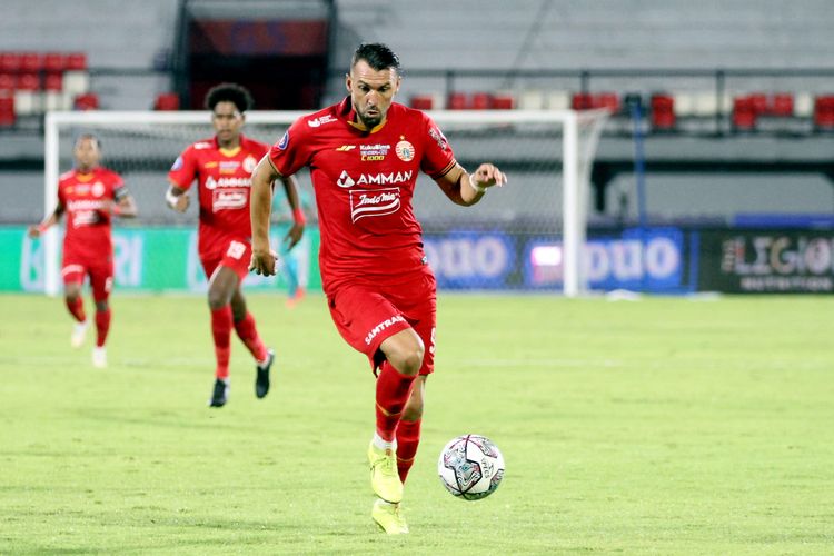 Pemain Persija Jakarta Marko Simic menggiring bola saat pertandingan pekan 23 Liga 1 2021-2022 melawan Arema FC yang berakhir dengan skor 1-1 di Stadion Kapten I Wayan Dipta Gianyar, Sabtu (5/2/2022) malam.