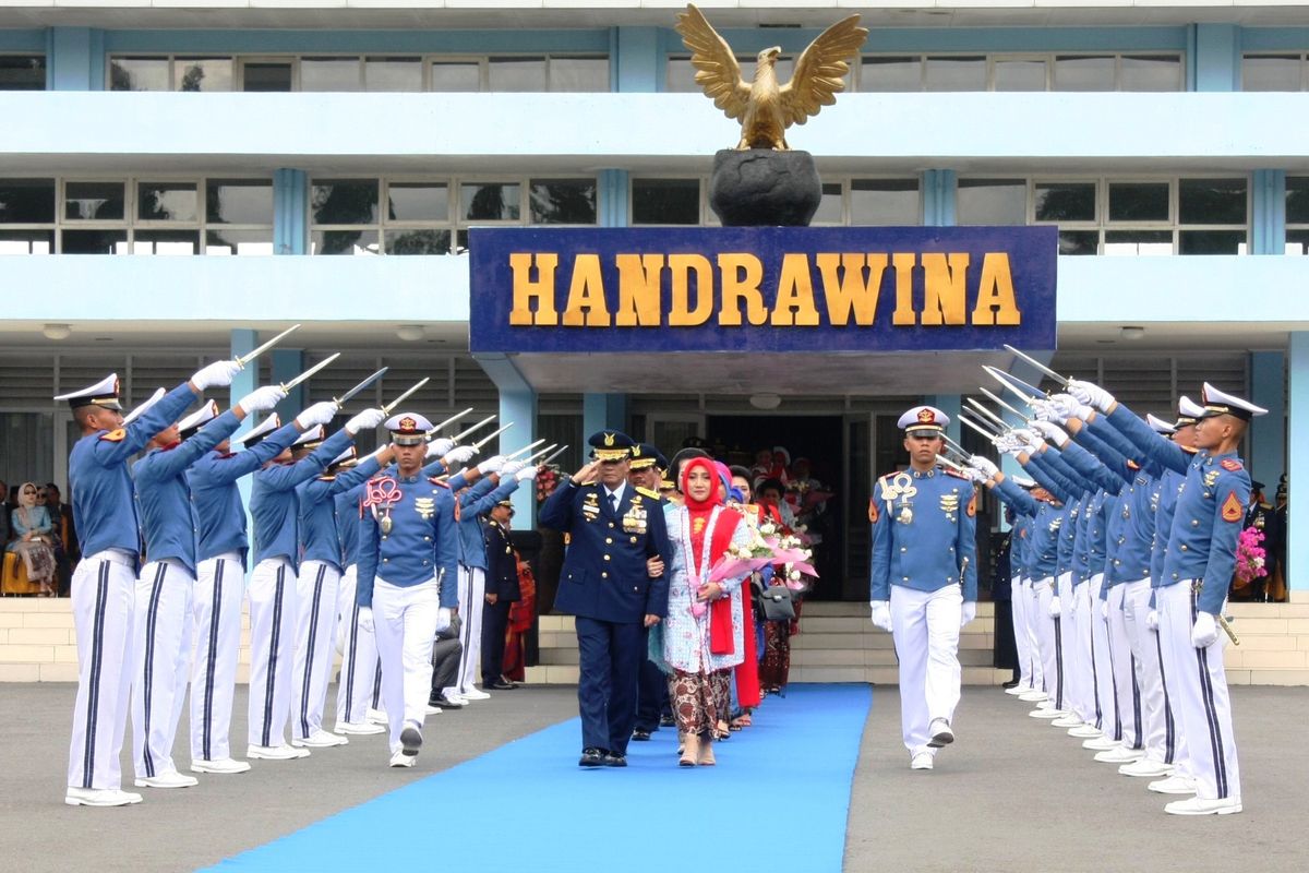 Para Karbol AAU saat bertugas parade passing out di depan Gedung Handrawina AAU, Sabtu (29/7/2017).