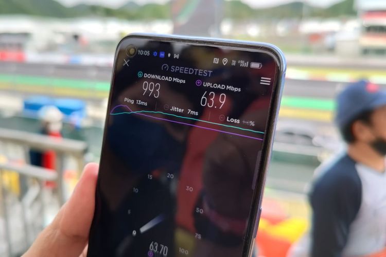 Oppo Reno 7 langsung bisa terhubung dengan 5G Telkomsel di sirkuit Mandalika. Kecepatan downloadnya menembus 993 Mbps dan upload 63,9 Mbps.