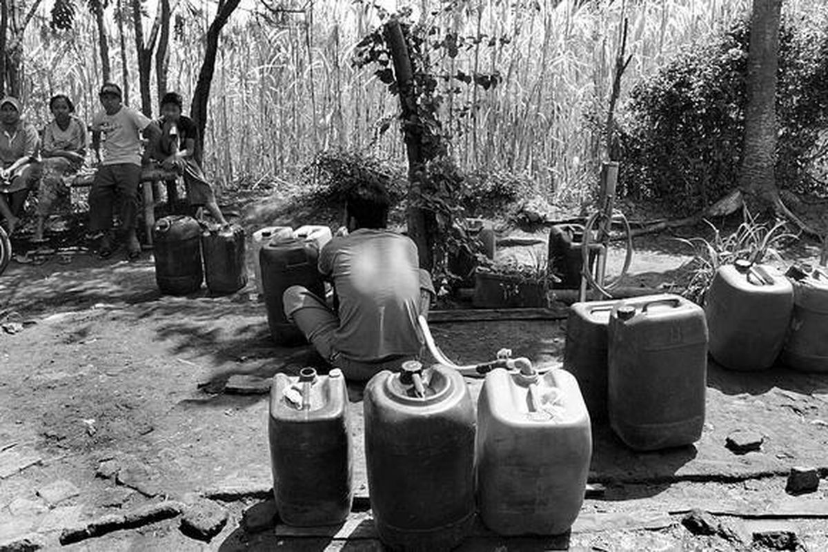 Warga belasan desa di tujuh kecamatan di Kabupaten Probolinggo, Jawa Timur, setiap musim kemarau selalu mengalami kesulitan air bersih. Mereka harus membeli air dan  mengantre selama berjam-jam di lokasi yang berjarak beberapa kilometer dari rumah, seperti tampak pada Rabu (10/8) saat sejumlah warga antre air di Desa Tigasan Kulon, Kecamatan Leces, Kabupaten Probolinggo.