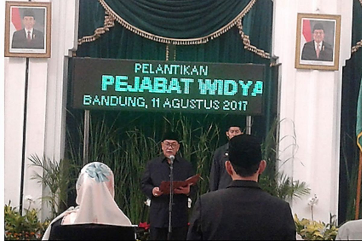  Pemerintah Jawa Barat meminta seluruh pegawai negeri sipil meningkatkan kualitas pelayanan publik. Saat ini, masyarakat membutuhkan pelayanan yang mudah, cepat, dan efisien.