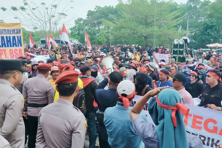 Buntut Pembakaran PT BSA Lampung Tengah, Ratusan Karyawan Geruduk Mapolda Lampung Tuntut Kepastian Hukum