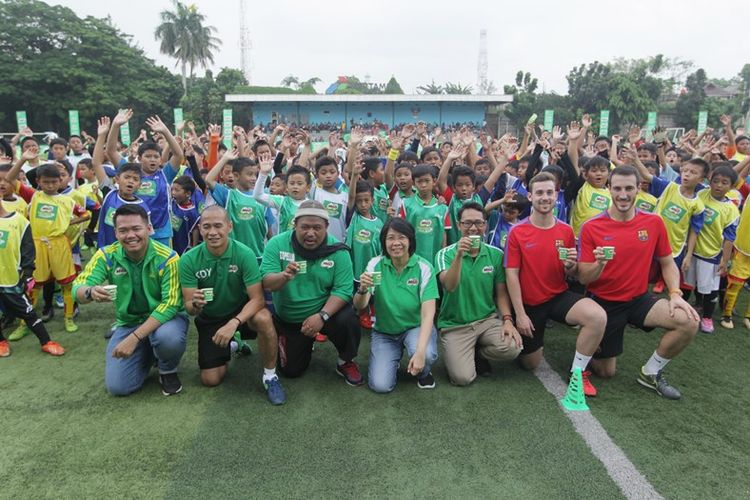 Sebanyak lebih dari 500 siswa Sekolah Dasar di Jakarta mengikuti MILO Football Clinic Day bersama pelatih bersertifikat Asian Football Confederation (AFC) seperti Zaenal Abidin (tiga kiri) dan Kurniawan Dwi Yulianto (dua kiri) serta pelatih FCBEscola, Aldric Miro Orteu (paling kanan) dan Pere Bosquet Llop (dua kanan) di Lapangan Sepakbola Pertamina-Simprug.