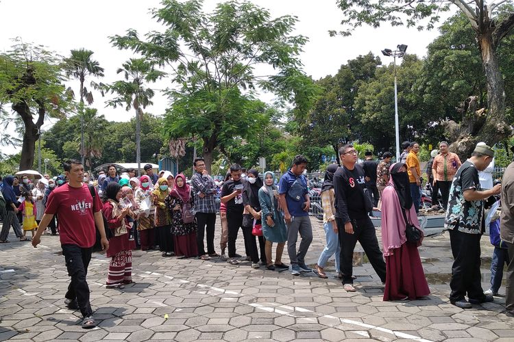 Warga antre untuk menukarkan uang baru di layanan kas keliling Bank Indonesia (BI) di Masjid Al Akbar Surabaya