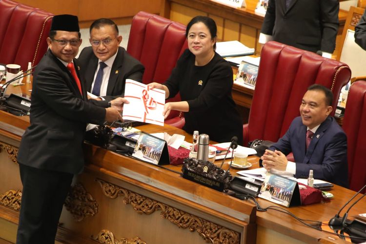 Rapat Paripurna DPR RI pada Kamis (17/11/2022) menyetujui Rancangan Undang-Undang (RUU) tentang Pembentukan Provinsi Papua Barat Daya untuk disahkan menjadi undang-undang.