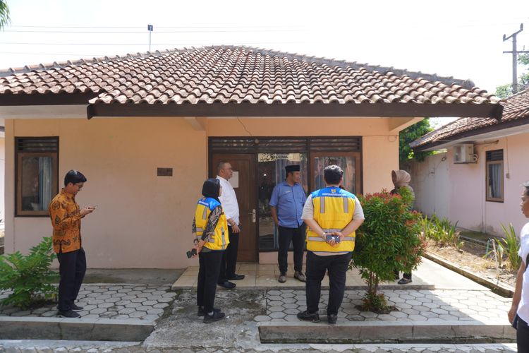 Kompleks sekolah rakyat rintisan di Sragen.