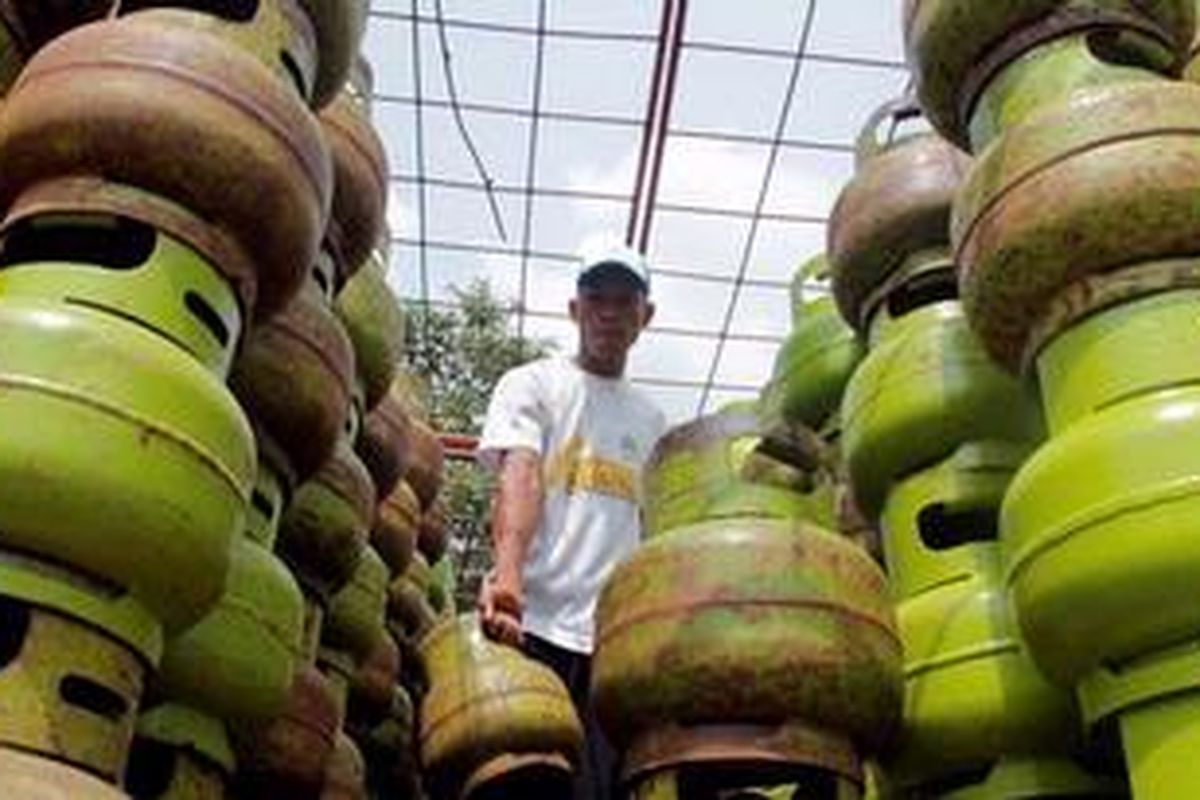 Pekerja menurunkan elpiji kemasan tiga kilogram di sebuah pangkalan di Jalan Taman Pahlawan Purwakarta, Jawa Barat, Senin (14/5/2012). 