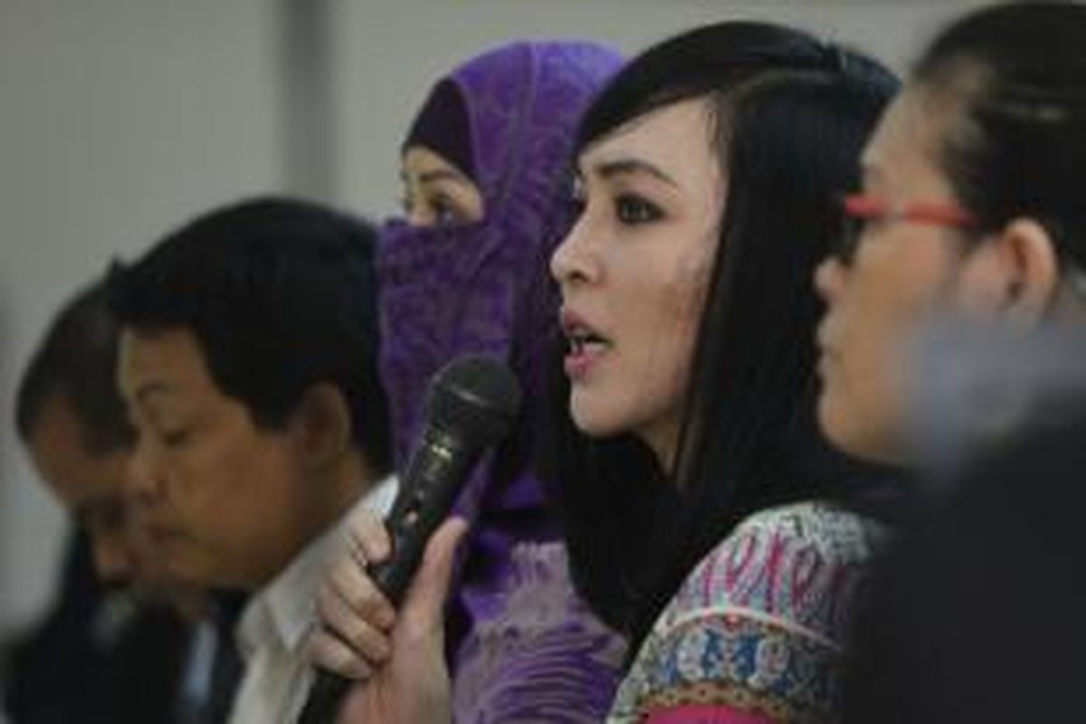 Mantan anggota DPR dari Fraksi Partai Demokrat, Angelina Sondakh (Angie) menjawab pertanyaan jaksa saat sidang di Pengadilan Tipikor, Jakarta, Kamis (14/8/2014). Angie menjadi saksi pada kasus dugaan korupsi proyek Hambalang dengan terdakwa mantan Ketua Umum Partai Demokrat Anas Urbaningrum.