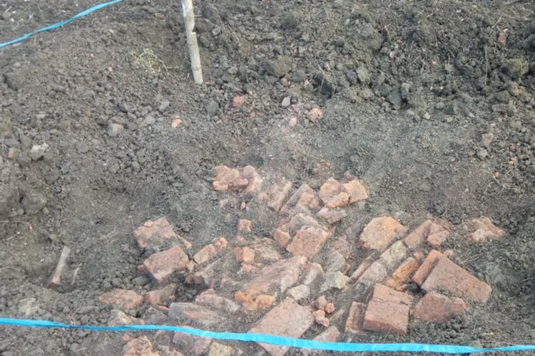 Tumpukan batu bata kuno yang ditemukan di Desa Sambangan, Kecamatan Babat, Lamongan.