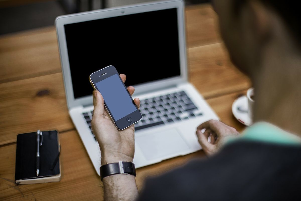 Ponsel dan laptop adalah contoh pemanfaatan hasil tambang logam mineral dalam kehidupan.