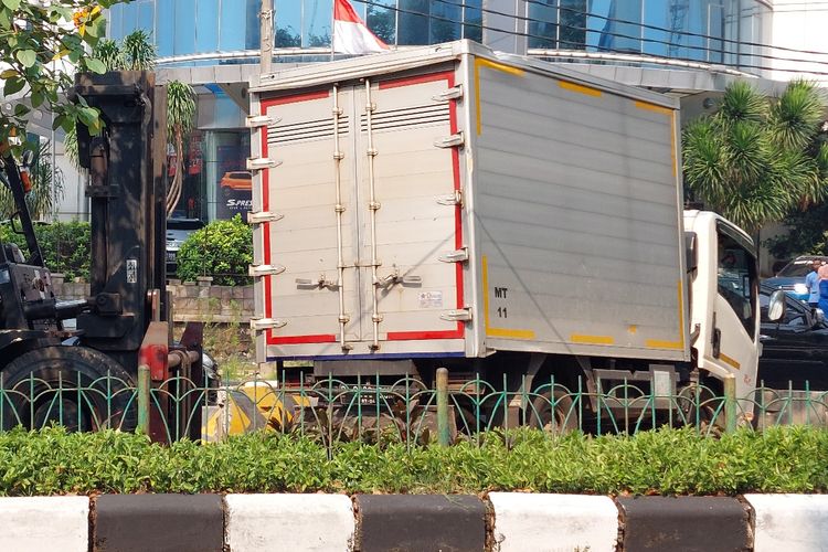 Sebuah mobil boks kontainer bernomor polisi B 9093 BCX sedang dievakuasi dengan alat berat usau menabrak pembatas jalan di Jalan Panjang, Kebon Jeruk, Jakarta Barat, pada Senin (15/8/2022) pukul 14.10 WIB.