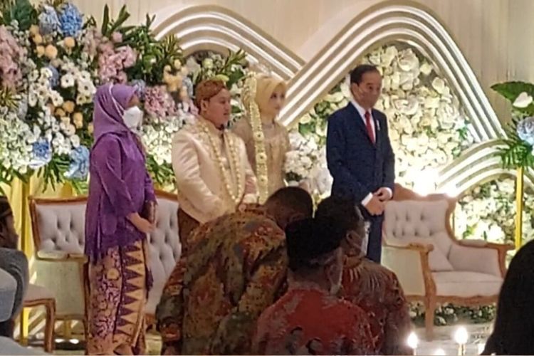 Presiden Jokowi dan Ibu Negara Iriana Jokowi foto bersama dengan kedua mempelai dalam acara resepsi pernikahan putra sulung nguru ngajinya KH Abdul Karim Ahmad atau akrab disapa Gus Karim di Graha Setyowati Jalan Mangesti Raya, Gentan, Kecamatan Baki, Kabupaten Sukoharjo, Jawa Tengah, Minggu (5/6/2022).