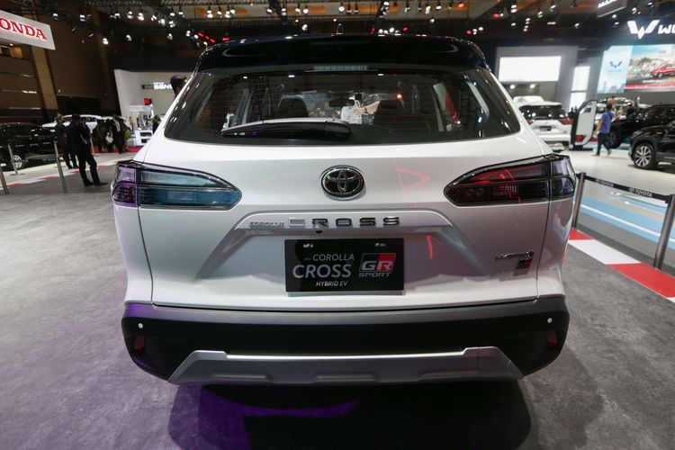 Corolla Cross Hybrid GR Sport dipamerkan di ajang Indonesia International Motor Show (IIMS) 2023 di JIExpo, Kemayoran, Jakarta Pusat, Kamis (16/2/2023). Corolla Cross Hybrid GR-S dijual Rp 600 jutaan. Sementara yang non GR-S Rp 500 jutaan.