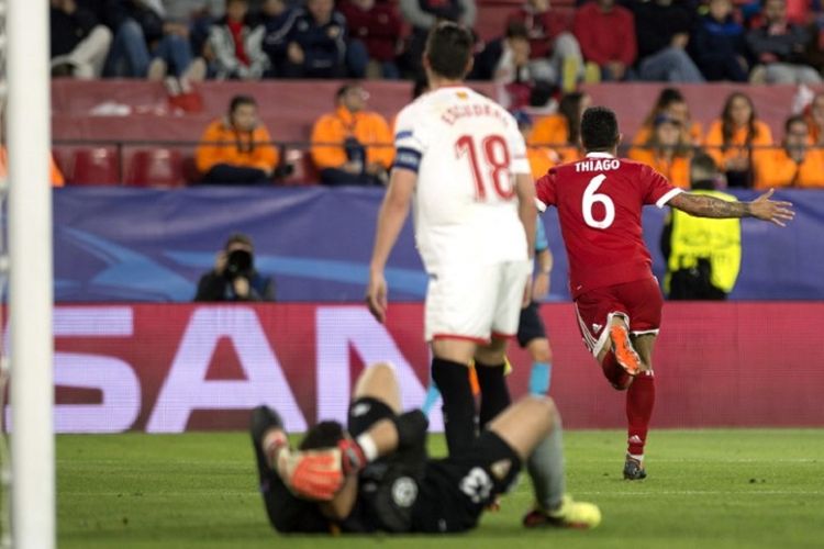 Thiago Alcantara merayakan gol kemenangan Bayern Muenchen atas Sevilla pada laga perempat final Liga Champions di Stadion Ramon Sanchez Pizjuan, Selasa (3/4/2018). 