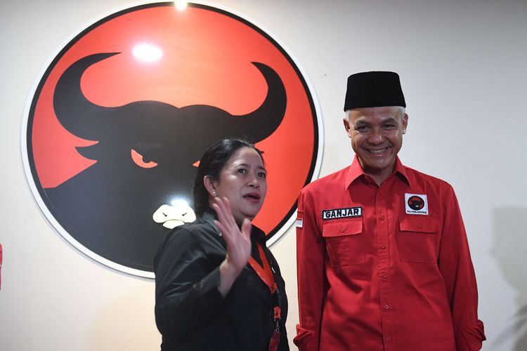 Ketua DPP PDI Perjuangan Puan Maharani (kiri) bersiap meninggalkan ruangan bersama bakal capres Ganjar Pranowo usai sesi konferensi pers di sela Rakernas PDI Perjuangan di Jakarta, Selasa (6/6/2023). PDI Perjuangan mengajak seluruh kader untuk bergotong royong memenangkan Ganjar Pranowo dalam Pilpres 2024.