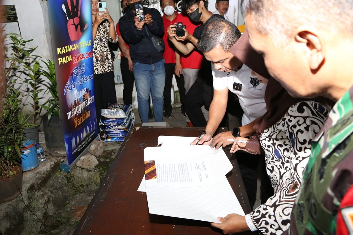 Direktorat Reserse Narkoba Polda Metro Jaya dan jajaran Polres Metro Jakarta Barat, melakukan deklarasi kampung bersih narkoba di Kampung Boncos di Kota Bambu Selatan, Palmerah, Jakarta barat, pada Rabu (14/12/2022) malam. 