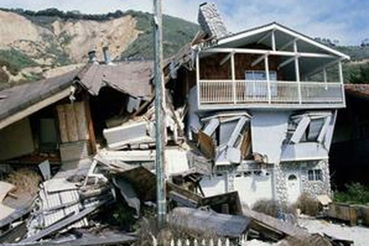 Rumah hancur diterjang lumpur