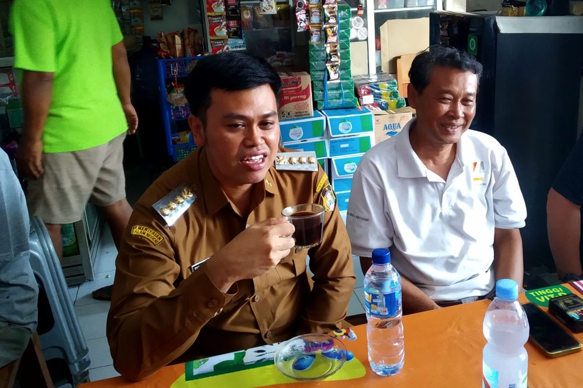 Wali Kota Blitar Syauqul Muhibbin berbincang santai dengan awak media di sebuah warung kopi di Pasar Wage, Selasa (14/10/2025)