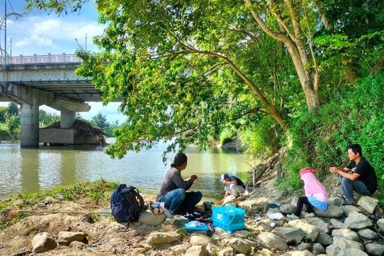 Kegiatan pengambilan sample air Krueng Aceh di kawasan Jembatan Keumireu Kecamatan Kuta Cot Glie, Kabupaten Aceh Besar, Sabtu (28/5/2022).