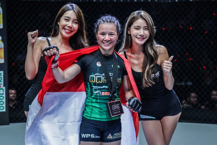 Petarung wanita ONE Championship asal Indonesia, Priscilla Hertati Lumban Gaol, atau akrab disapa Thathie, berhasil meraih kemenangan pada pertarungan ONE: Dawn of Valor yang berlangsung di Istora Senayan, Jakarta, Jumat (25/10/2019) malam.