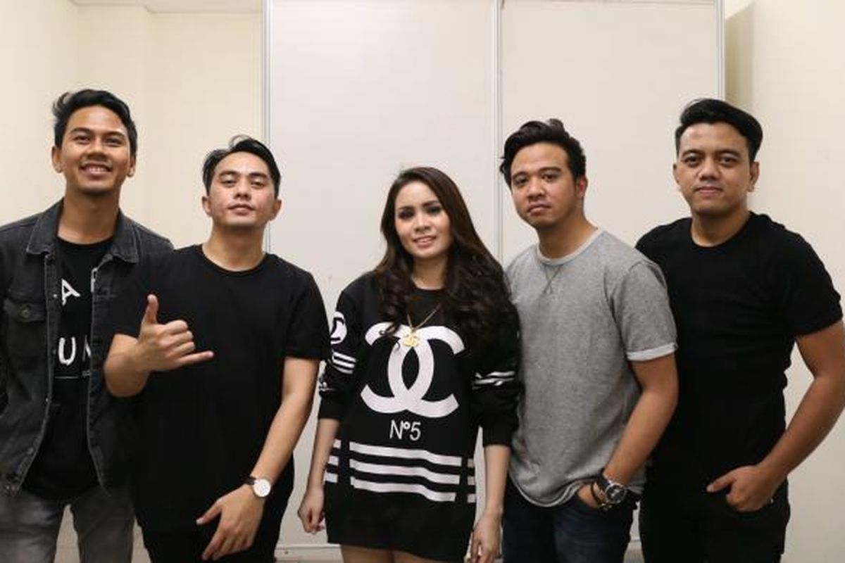 Grup band Geisha usai memeriahkan Konser 1.000 Band di Pekan Raya Indonesia (PRI) di Indonesia Convention Exhibition (ICE), BSD City, Tangerang Selatan, Selasa (01/11/2016). PRI digelar sejak 20 Oktober hingga 6 