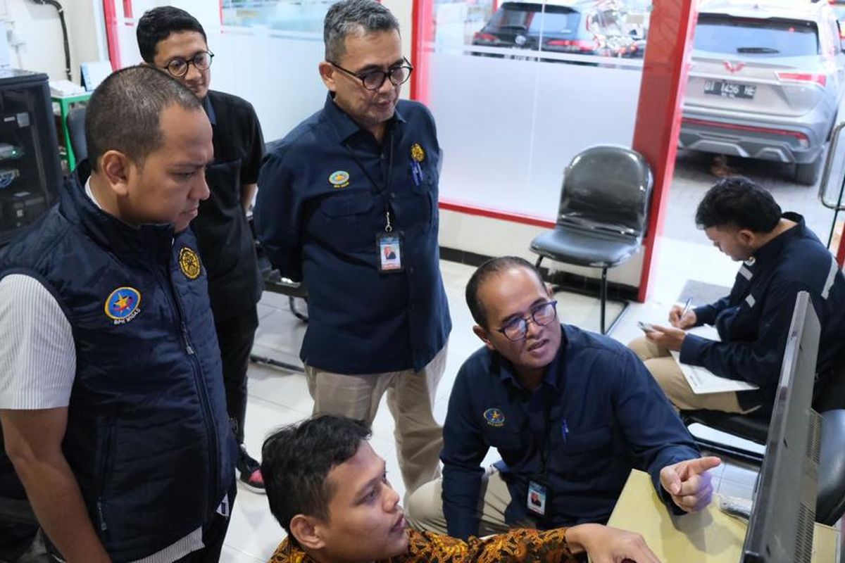 Anggota Komite Badan Pengatur Hilir Minyak dan Gas Bumi (BPH Migas) Iwan Prasetya Adhi dan Wahyudi Anas saat memantau ketersediaan dan distribusi BBM di Stasiun Pengisian Bahan Bakar Umum (SPBU) wilayah Kendari dan Konawe Selatan, Sultra, Kamis (18/5/2023).
