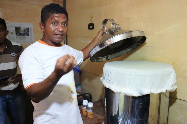 Yones, pengusaha madu hutan flores sedang menerangkan bagaimana mengolah madu hutan agar tetap murni tanpa campur tangan apapun, di rumah produksi Rumadu, Konga, Flores Timur, NTT, Sabtu (13/10/2018).