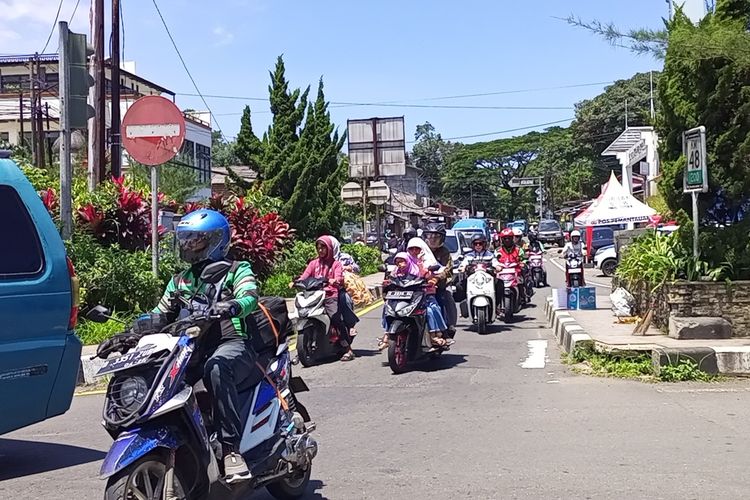 Situasi arus lalu lintas di jalur menuju arah Puncak Bogor, Jawa Barat, pada H-3 Lebaran 2024 atau Minggu (7/4/2024). Sejumlah pemudik lokal pun sudah mulai terlihat melintasi jalur Puncak menggunakan sepeda motor.