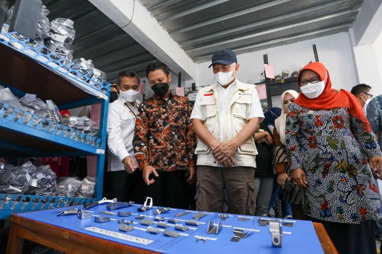 Menkop UKM Teten Masduki saat mengunjungi Koperasi Tegal Manufaktur Indonesia (TMI) 
