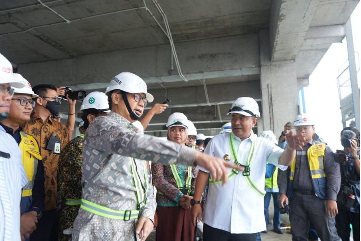 Pj Gubernur Bahtiar  bersama Menkes Budi Gunadi. 
