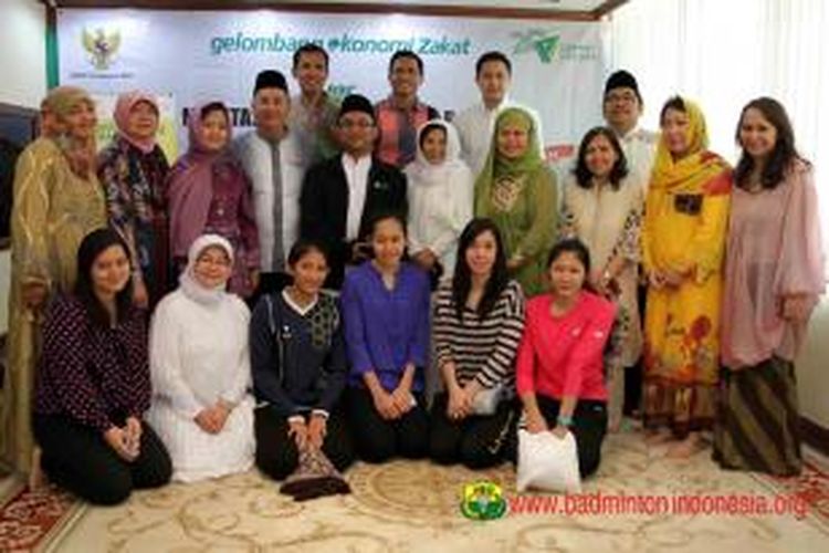 Tim bulu tangkis Indonesia merayakan hari raya Idul Fitri di Guangzhou, China, Kamis (8/8/2013).