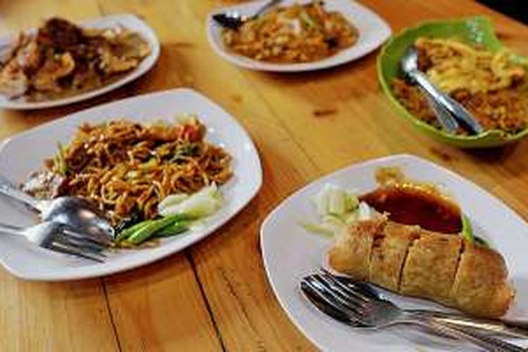 Sejumlah menu khas Semarang, seperti lumpia, nasi goreng jawa, mi goreng jawa, dan tahu gimbal, bisa dinikmati di Restoran Lumba-lumba di Kawasan Kota Tua, Jakarta Barat.