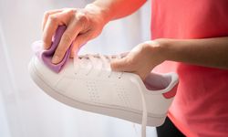 Hujan Deras, Ini Panduan Cuci Sepatu Putih Bahan Kanvas dan Kulit